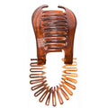 La pince à cheveux SOHO Banana Interlocking Hair Claw - tortoise est dotée de dents larges et incurvées, d'une bande spiralée flexible et d'un motif écaille de tortue translucide, parfaite pour créer des coiffures rétro.