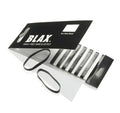 Un paquet ouvert d'élastiques pour cheveux BLAX - Noir (8 pièces) montre plusieurs élastiques fins et sans accrocs à l'intérieur, avec deux attaches en plastique souples de BLAX à l'extérieur de l'emballage.