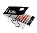 Un emballage BLAX noir partiellement ouvert, portant la mention « BLAX Hair elastics - Brown (8 pcs) », montre plusieurs élastiques à cheveux bruns sans accrocs à l'intérieur, avec deux élastiques à cheveux BLAX en plastique souple à l'extérieur.