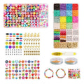 Le kit Fashiongirl Clay Beads / Heishi Beads Fimo - KREA DIY Jewellery Kit comprend 4500 perles colorées assorties, des breloques, des perles lettres, du fil élastique, des fermoirs et deux bracelets préfabriqués soigneusement rangés dans des compartiments.