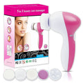 La brosse pour le visage Fashiongirl 5 en 1 | La brosse nettoyante pour le visage est présentée à côté de son emballage, qui met en avant le visage d'une femme et des images du produit. Cinq accessoires interchangeables (brosses et tampons) sont disposés à l'avant pour votre routine de soins de la peau.