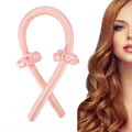 Les bigoudis sans chaleur Fashiongirl en rose sont livrés avec deux chouchous assortis, présentés à côté d'une femme aux longues boucles auburn brillantes : obtenez de belles boucles sans chaleur.
