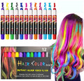 Douze craies pour cheveux UNIQ - Le set de 12 crayons de couleur vives pour cheveux est présenté au-dessus de la boîte du produit, à côté d'une personne aux longs cheveux ondulés teints dans des tons arc-en-ciel assortis à l'aide de ces crayons de couleur temporaires et lavables.