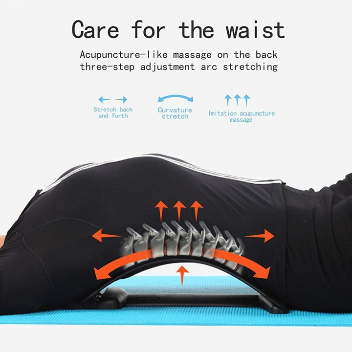 Une personne est allongée sur un tapis bleu et utilise le Fashiongirl Pro Back Stretcher, un soutien lombaire noir avec des rainures en relief. Les flèches orange montrent les avantages en termes de correction de la posture et de soulagement de la douleur, en mettant en évidence son massage de type acupuncture et sa conception en trois étapes.