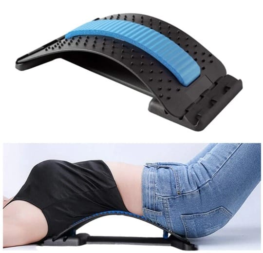 Le Fashiongirl Pro Back Stretcher, présenté seul avec un coussin bleu, est également présenté par une personne vêtue d'un t-shirt noir et d'un jean bleu qui l'utilise pour soutenir ses lombaires et corriger sa posture.