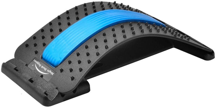Le Fashiongirl Pro Back Stretcher est un appareil de massage dorsal noir en plastique incurvé, doté de points d'acupression en relief et d'une bande centrale rembourrée bleue, qui offre un soutien lombaire pour corriger la posture et soulager efficacement la douleur.