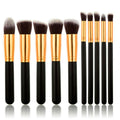 Le set de pinceaux de maquillage PRO noir/or de PRO comprend 10 pinceaux kabuki et de précision haut de gamme avec des manches noirs, des viroles dorées et des poils doux, tous disposés à la verticale sur un fond blanc pour une application impeccable.