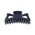 La pince à cheveux SOHO Astrid Hair Claw en bleu marine présente une finition bleu foncé mat, de larges dents incurvées et un sommet géométrique ouvert, idéal pour maintenir les cheveux épais.