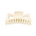 La pince à cheveux SOHO Astrid Hair Claw - White de SOHO est une grande pince à cheveux en plastique dotée de dents larges et incurvées et de deux découpes triangulaires près du sommet, idéale pour fixer les cheveux épais.