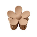 La pince à cheveux SOHO Bloom - Brown de SOHO présente un charmant motif floral à six pétales aux bords lisses et arrondis et au centre circulaire, ce qui en fait l'accessoire élégant idéal pour tous les looks.