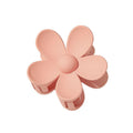 La barrette SOHO Bloom Hair Claw - Peach de SOHO se présente sous la forme d'une fleur rose beige à cinq pétales arrondis et un joli centre, un adorable accessoire pour les cheveux qui convient à toutes les occasions.