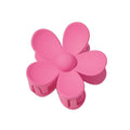 La pince à cheveux SOHO Bloom - Rose de SOHO présente un joli motif floral rose à six pétales avec un bouton central, vu de dessus sur un fond blanc uni.
