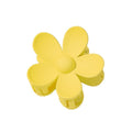 Le SOHO Bloom Hair Claw - Yellow de SOHO est un accessoire pour cheveux en forme de fleur avec cinq pétales arrondis, présenté vu de dessus sur un fond blanc.
