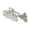 La barrette SOHO Emy Metal Hair Claw - Butterfly est ornée d'ailes de papillon argentées avec des breloques en forme de papillon et de cœur reliées par une chaîne. Cet accessoire amovible de SOHO ajoute une touche d'élégance et de polyvalence à toutes les coiffures.