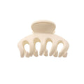 La pince à cheveux SOHO Esta Hair Claw - White de SOHO est une petite pince en plastique de couleur crème dotée de cinq dents arrondies pour une meilleure prise, idéale pour fixer les coiffures. Présentée sur un fond blanc uni.