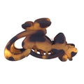 La barrette SOHO Hair Claw - Butterflies by SOHO est un accessoire pour cheveux lisse au fini mat, orné d'un motif papillon ludique, qui ajoute une touche unique et élégante à toutes les coiffures.