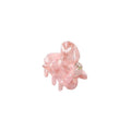 La mini-pince à cheveux SOHO Hara en rose poudré est une petite pince en plastique rose clair brillant avec des bords arrondis et des dents qui s'emboîtent pour une tenue sûre.