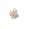 La mini-barrette SOHO Hara en argile de SOHO est un anneau en résine beige translucide avec un bouquet abstrait de pétales lisses et arrondis, rappelant une mini-barrette, présenté sur un fond blanc uni.
