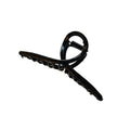 La pince à cheveux SOHO Iva Metal Hair Claw en noir présente un design incurvé et emboîtable ainsi qu'une charnière à ressort robuste. C'est l'accessoire SOHO idéal pour fixer un chignon décoiffé élégant.