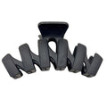 La pince SOHO Just Hair Claw - Black de SOHO est dotée de cinq dents larges et incurvées pour une tenue sûre et un style élégant, ce qui en fait l'accessoire idéal pour maintenir vos cheveux en place.