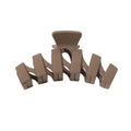 La pince SOHO Just Hair Claw - Brown de SOHO est dotée de cinq dents incurvées qui s'emboîtent et d'un design élégant en plastique. C'est un accessoire indispensable pour coiffer vos cheveux sans effort.