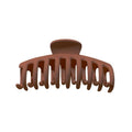 La barrette SOHO Kana Hair Claw en Bark Brown, de SOHO, est une barrette en plastique dotée de dents incurvées qui s'emboîtent pour une bonne tenue. Présentée de face sur un fond blanc, elle convient à tous les types de cheveux.