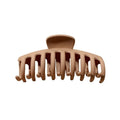 La pince à cheveux SOHO Kana - Beige est dotée de dents larges et incurvées pour une prise solide sur tous les types de cheveux et est photographiée sur un fond blanc.
