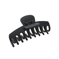 La pince à cheveux SOHO Kana - Noir de SOHO est dotée de dents larges et incurvées et d'une charnière à ressort pour une prise solide, maintenant fermement tous les types de cheveux en place. Fabriquée en plastique noir durable.
