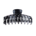 La pince à cheveux SOHO Kana Hair Claw - Monotone Gradient de SOHO est dotée de dents incurvées qui s'emboîtent et d'un mécanisme à ressort, offrant une forte adhérence pour tous les types de cheveux afin de les maintenir en place en toute sécurité.