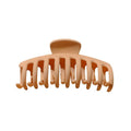 La pince à cheveux SOHO Kana - Sepia de SOHO est en plastique beige et dispose de dents larges et incurvées pour une prise solide, adaptée à tous les types de cheveux. Présentée sur fond blanc.