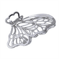 La pince à cheveux SOHO Metal Butterfly Hair Claw en argent de SOHO présente des ailes ajourées complexes et offre une prise sûre. Elle est présentée sur un fond blanc.