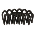 La pince à cheveux SOHO Olive Hair Claw - Black de SOHO est dotée de dents incurvées qui s'emboîtent pour une prise en main douce, idéale pour tous les types de cheveux. Finition noire mate. Photo prise de profil sur fond blanc.