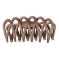 La pince à cheveux SOHO Olive Hair Claw - Brown de SOHO est dotée de dents incurvées qui s'emboîtent pour une prise en main en douceur sur tous les types de cheveux. Présentée de profil sur un fond blanc.