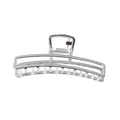 La pince à cheveux métallique SOHO Selin en argent, de SOHO, présente un design rectangulaire avec une charnière à ressort et une structure minimaliste ouverte pour tous les types de cheveux, présentée sur un fond blanc.