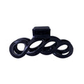 La pince à cheveux SOHO Wave Hair Claw - Black de SOHO présente un design ouvert en boucle torsadée et un fermoir à ressort pour une prise solide et une coiffure sécurisée.
