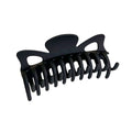 La barrette SOHO Zara Hair Claw - Black de SOHO est une grande barrette en plastique noir avec des dents incurvées qui s'emboîtent et des formes décoratives découpées sur le dessus.