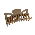 Le SOHO Zara Hair Claw - Caramel de SOHO est un accessoire pour cheveux en plastique beige avec de larges dents incurvées et un sommet en forme de papillon, conçu pour maintenir les cheveux en place en toute sécurité.