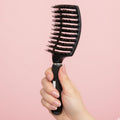 Brosse plate incurvée TBC - Brosse démêlante avec poils de sanglier - Noire - Accessoire de coiffure