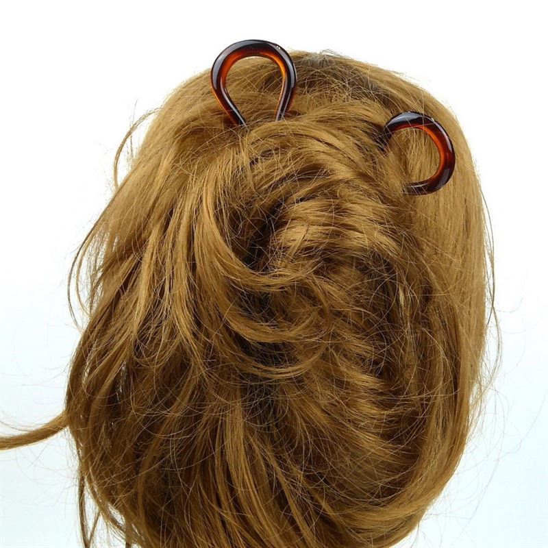Un gros plan montre l'arrière de la tête d'une personne aux cheveux châtain clair, relevés en un chignon désordonné et maintenus par une épingle à cheveux SOHO Twist Chignon Hairpin provenant du paquet de 3. L'arrière-plan est blanc uni.