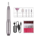 Le kit de lime à ongles électrique compact UNIQ comprend une lime électrique portable en forme de stylo métallique, plusieurs forets, des bandes abrasives, un câble de recharge USB et un interrupteur de commande, parfait pour des manucures et pédicures de qualité professionnelle à domicile.