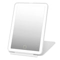 Le miroir de maquillage LED pliable UNIQ de UNIQ est doté d'un cadre blanc, d'un éclairage intégré, d'un bouton tactile circulaire et d'un support pliable. Rechargeable et facile à transporter, c'est le compagnon de beauté idéal pour vos déplacements.