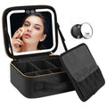 La trousse de maquillage de voyage UNIQ LED avec miroir de UNIQ est un sac de rangement cosmétique portable noir, doté de séparateurs réglables, d'un miroir intégré pour le maquillage et d'un miroir grossissant 10x supplémentaire pour être belle partout où vous allez.