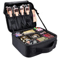 La trousse de maquillage UNIQ, une trousse de toilette noire de la marque UNIQ, dispose de compartiments ajustables pour ranger soigneusement pinceaux, palettes, poudres, ombres à paupières, rouges à lèvres, poudriers et autres produits cosmétiques.