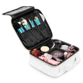La trousse de maquillage de voyage UNIQ en blanc dispose de compartiments ajustables, permettant de ranger soigneusement vos pinceaux, cosmétiques, produits de soin, rouges à lèvres, parfums et autres essentiels de beauté. Parfaite comme trousse de toilette ou trousse à cosmétiques pour tous vos besoins en maquillage.