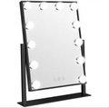 Le miroir de maquillage UNIQ New York Mega Makeup Mirror de UNIQ est doté d'un cadre rectangulaire noir, de douze ampoules LED rondes, d'un support noir et de trois boutons tactiles situés en bas au centre.