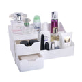 L'organiseur UNIQ pour produits de maquillage et de soin de la peau, de couleur blanche, comprend 9 compartiments pour ranger soigneusement les flacons de parfum, les déodorants, les crèmes, les rouges à lèvres, les pots de maquillage et les tubes de lotion.