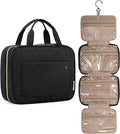 La trousse de toilette de voyage UNIQ en noir comprend 4 compartiments étanches, un crochet de suspension et des poignées. Cet organiseur de UNIQ est présenté fermé et ouvert, révélant ses sections transparentes à fermeture éclair, idéales pour voyager.