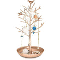 Le porte-bijoux vintage UNIQ Bronze avec 3 oiseaux est un support en acier inoxydable pour colliers, bracelets et boucles d'oreilles, doté d'un plateau rond pour un rangement supplémentaire. Il apportera une touche charmante à votre collection de bijoux.